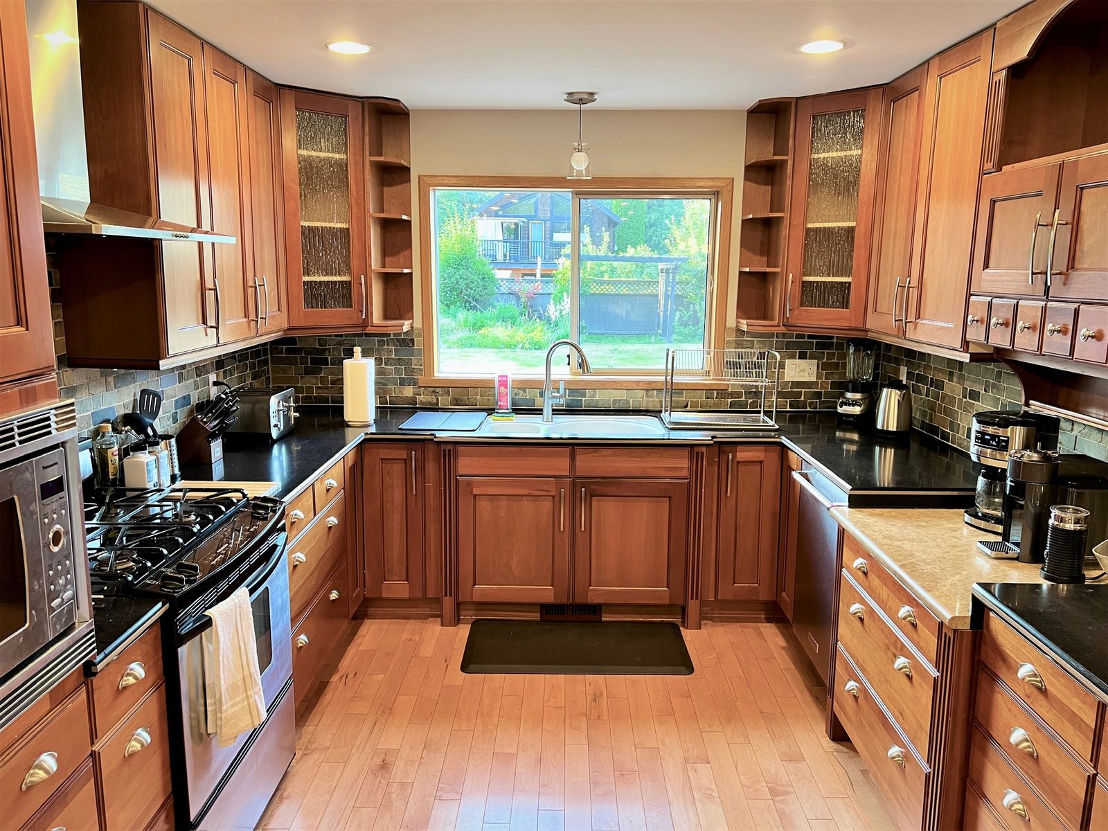 Garibaldi Getaway kitchen